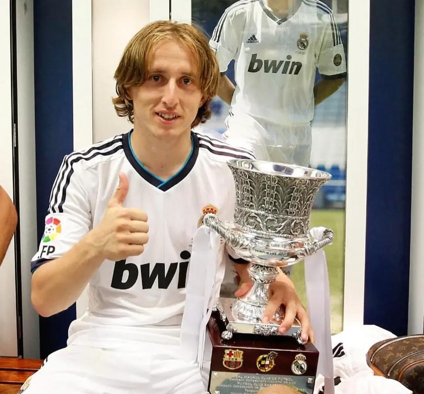 山东泰山球员克雷桑更新动态，晒出自己钓鱼的照片，依然是乐不思鲁啊，济南的小伙伴们？知道克雷桑的最新情况吗？回到济南了吗？